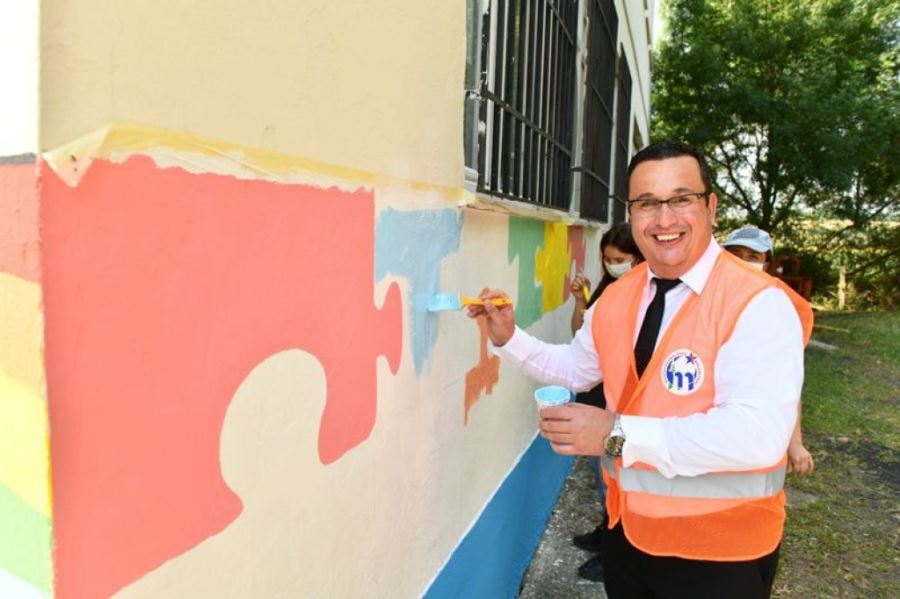 BAŞKAN OKULU BOYADI, ÇOCUKLARLA SEK SEK OYNADI