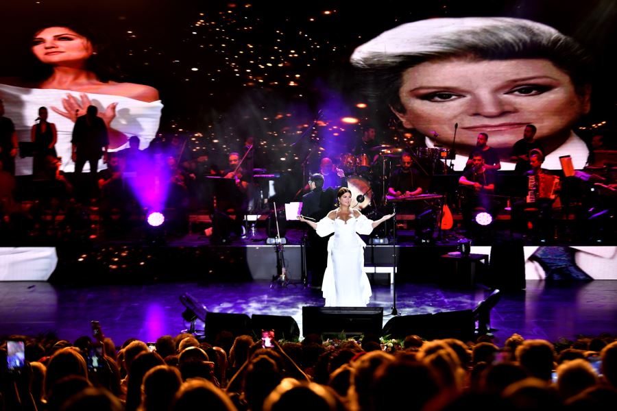 Sibel Can, Şarkılarını Zeki Müren İçin Söyledi