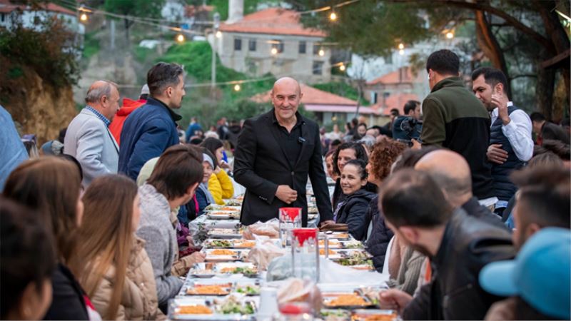 İmece usulü iftar yemeğinde dayanışma örneği