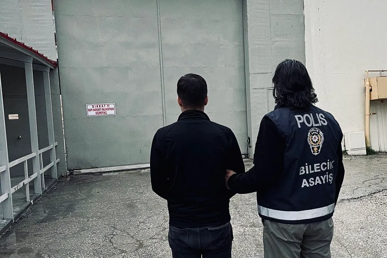 Bilecik’te aranan dolandırıcı kıskıvrak yakalandı