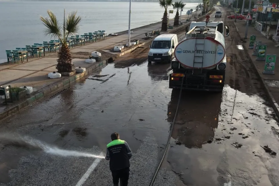 Bursa Gemlik’te temizlik ve güvenlik için aralıksız çalışma