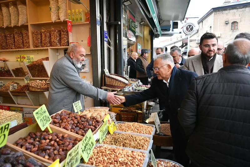 Büyükşehir Belediye Başkanı Memduh Büyükkılıç, Camikebir Bölgesinde Esnaf Ziyaretlerini Sürdürdü