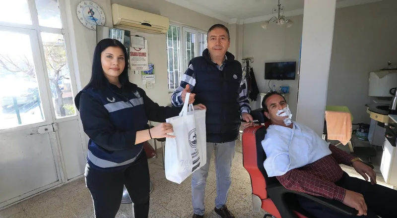 Pamukkale Belediyesi Berber Esnafına Hijyen Paketi Dağıtıyor