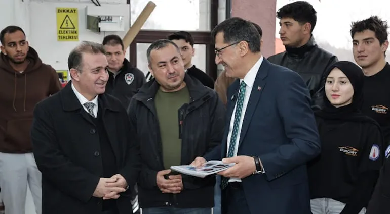 Kütahya Belediye Başkanı, Üniversitenin Alternatif Enerjili Araç Ekibini Ziyaret Etti