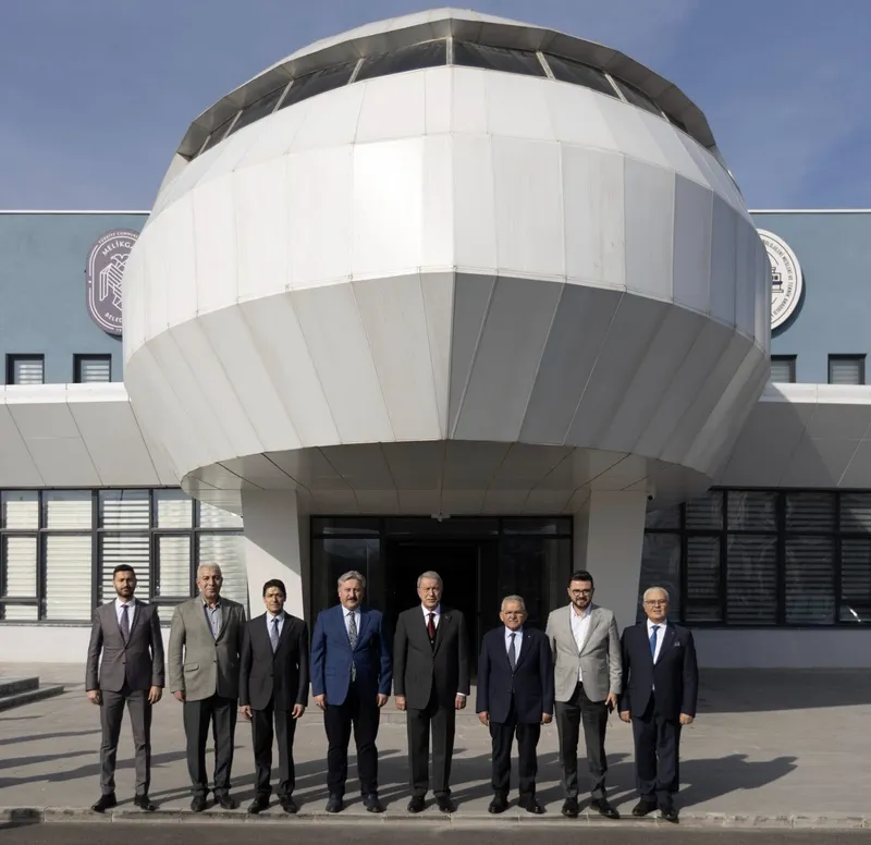 Kayseri Büyükşehir Belediye Başkanı Büyükkılıç, Savunma Sanayi ve Eğitim Temaslarında Bulundu