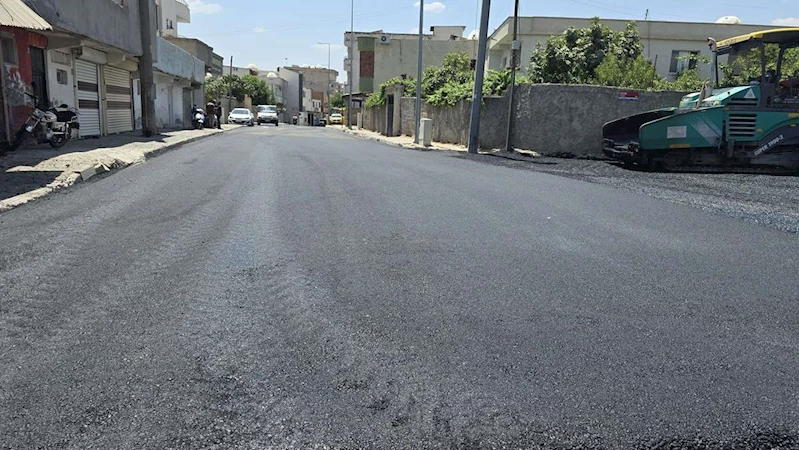 Nur Mahallesi Akaydın Caddesi’nde sıcak asfalt kaplama çalışmaları devam ediyor.