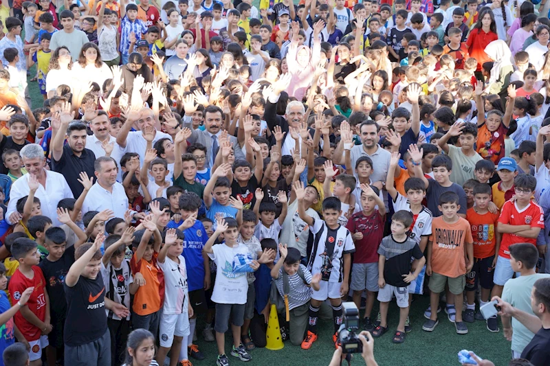 Kahta Belediyesi’nden Yaz Spor Okullarına Katılan Öğrencilere Forma Desteği