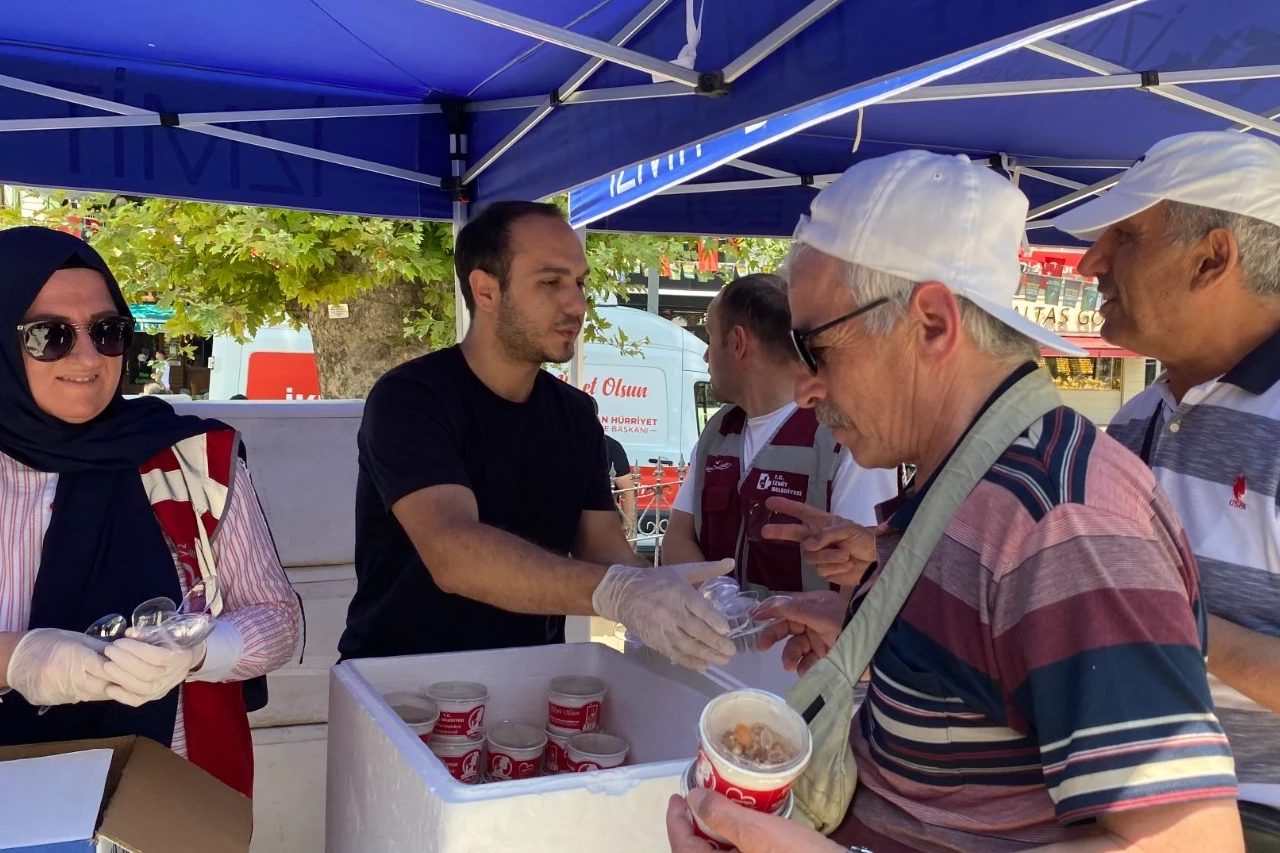 İzmit Belediyesi’nden gönülleri ısıtan aşure ikramı
