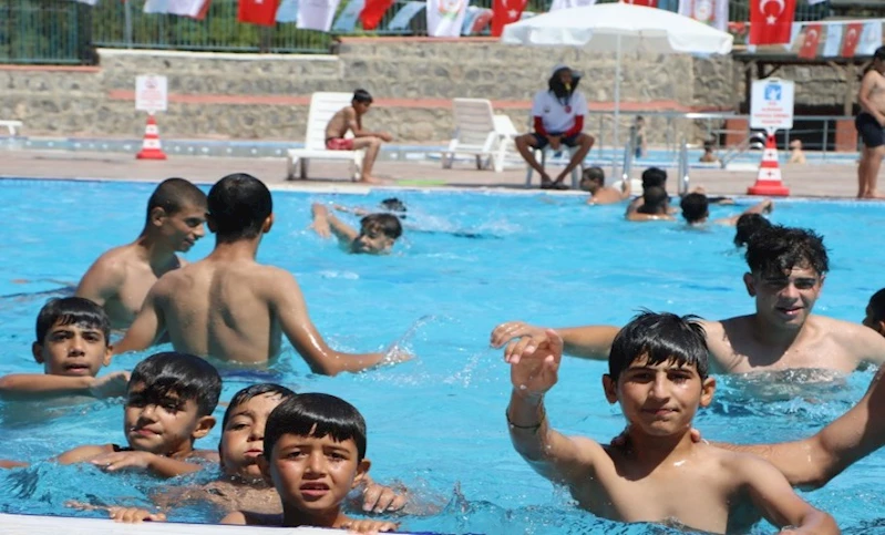 ŞANLIURFALI GENÇLER SERİNLİĞİN TADINI YÜZME HAVUZLARINDA ÇIKARIYOR