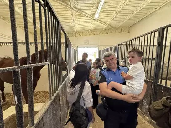 Kayseri İl Emniyet Müdürlüğü Çevik Kuvvet Atlı Polis Ekiplerince Engelli Çocuklara Unutulmaz Ziyaret