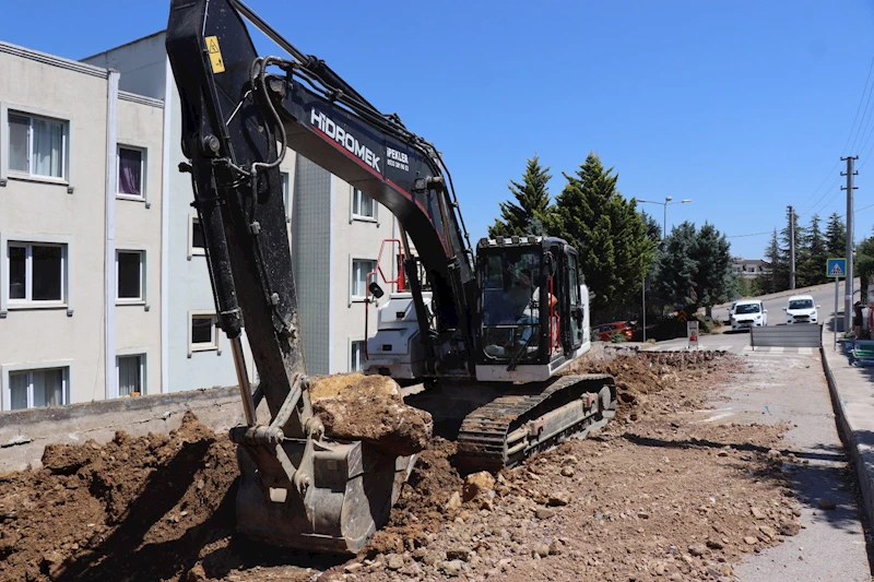 İZMİT BELEDİYESİ, TURGUT’TAKİ TEHLİKELİ İSTİNAT DUVARINI YENİLİYOR