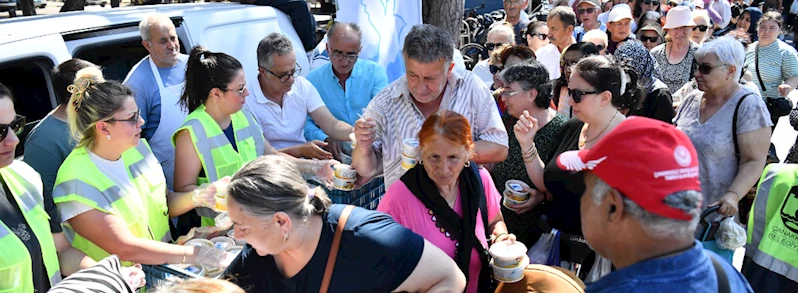 Cuma Pazarında Geleneksel Aşure İkramı...