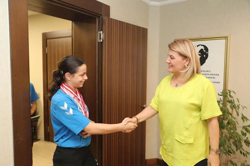 FATMA BAŞKAN, İZMİT’İN GURURU OLAN GENÇ CİMNASTİKÇİLERİ TEBRİK ETTİ