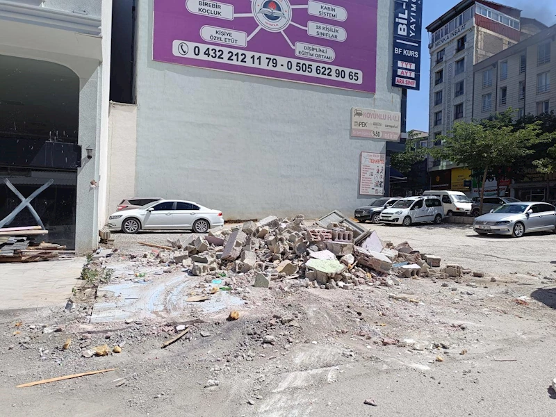 İpekyolu’nda Kaldırım İşgaline Sebep Olan Yapıların Yıkımı sürüyor