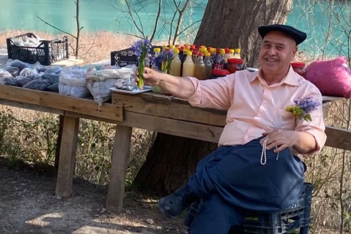 Harita Mühendisi Halil Gök, 20 yıldır cebinde çiçekle çevreyi güzelleştiriyor... 365 gün cebinde çiçek taşıyor