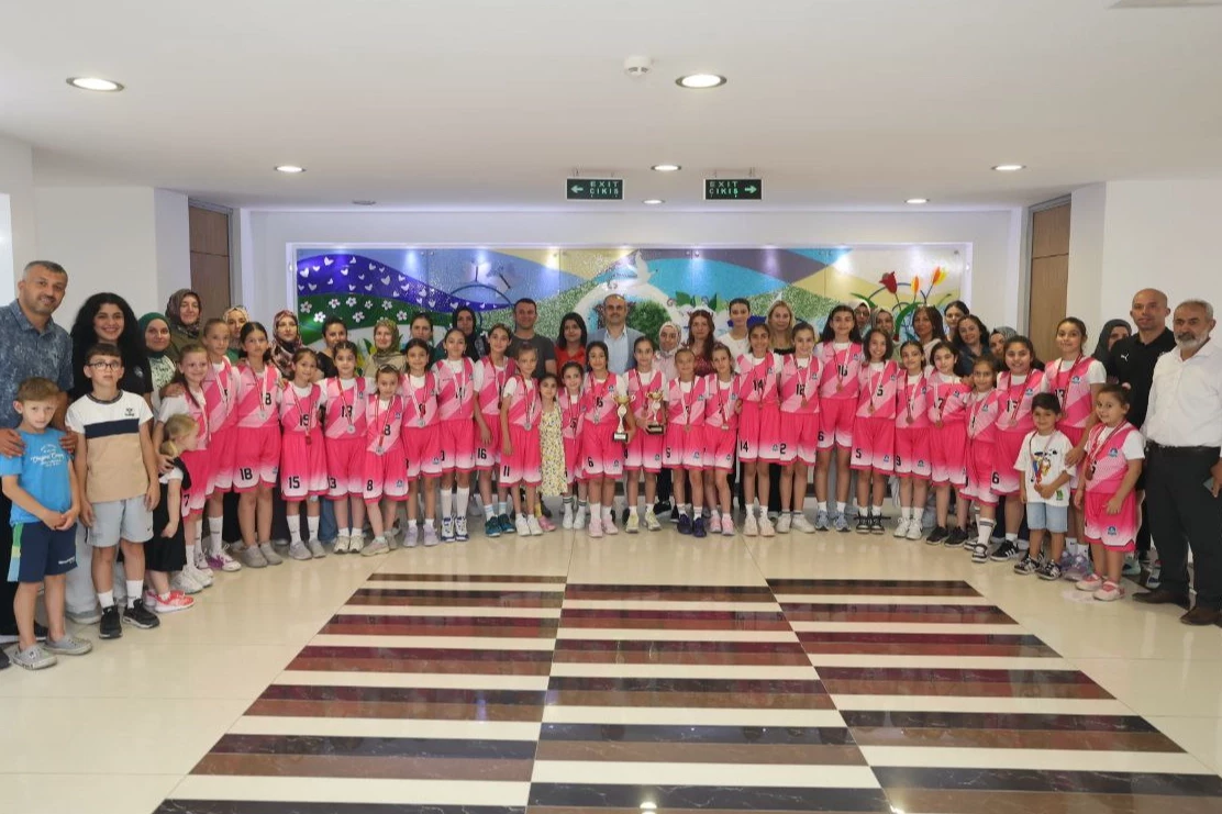 Başkan Çiftçi, minik basketbolcularla bir araya geldi