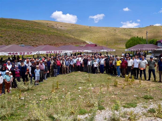 BAŞKAN ÖZÇELİK DOĞU VE BATI YAYLALARINA ÇIKARMA YAPTI