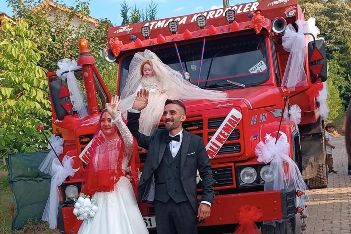 Düzce’de hafriyat kamyonu gelin arabası oldu