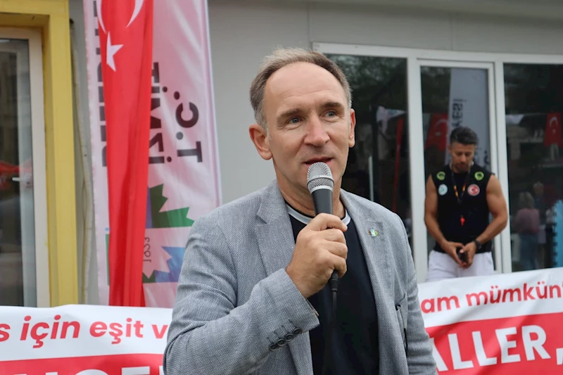 İZMİT BELEDİYESİ, OTİZMLİ BİREYLERLE SAHADA KALPLERE DOKUNDU