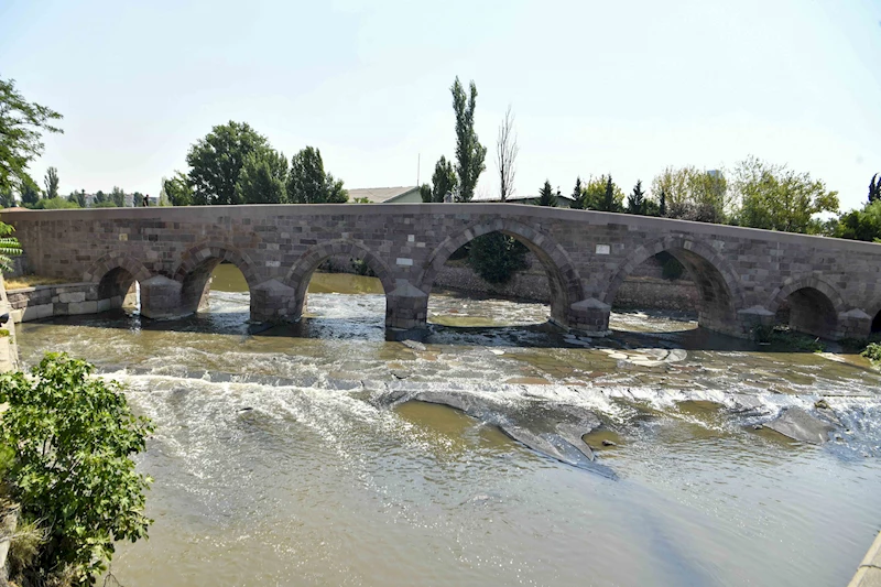 TARİHİNDE İLK KEZ TAŞTI…  ANKARA ÇAYI ALARM VERİYOR