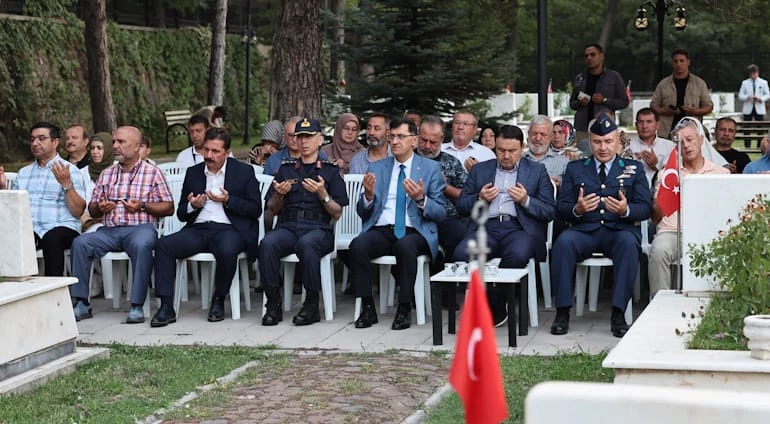 AZİZ ŞEHİTLERİMİZİN HATIRASINI YAŞATMAYA DEVAM EDECEĞİZ