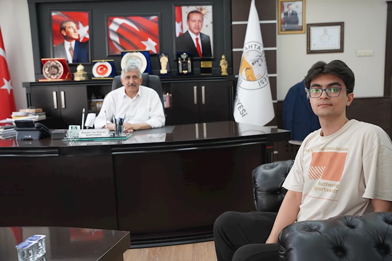 YKS Adıyaman İl Birincisi Musa Çelebi’den Başkan Hallaç’a Ziyaret