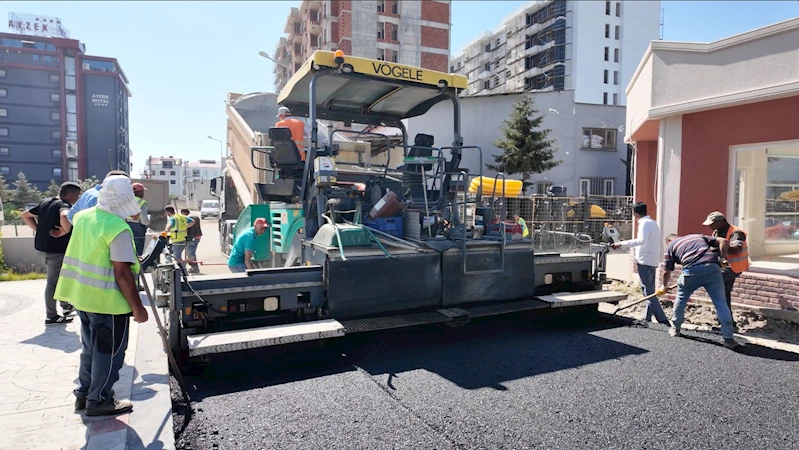 CUMHURİYET MAHALLESİ’NDE SICAK ASFALT ÇALIŞMALARI BAŞLADI