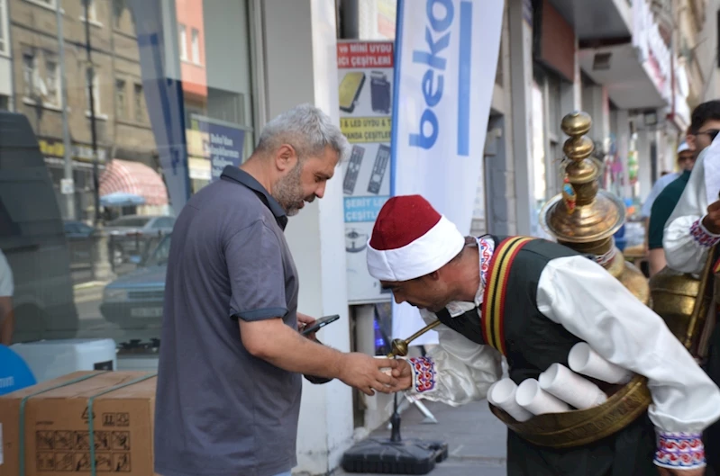 Nevşehir’de Sıcaktan Bunalan Vatandaşlara Limonata İkramı Yapılıyor
