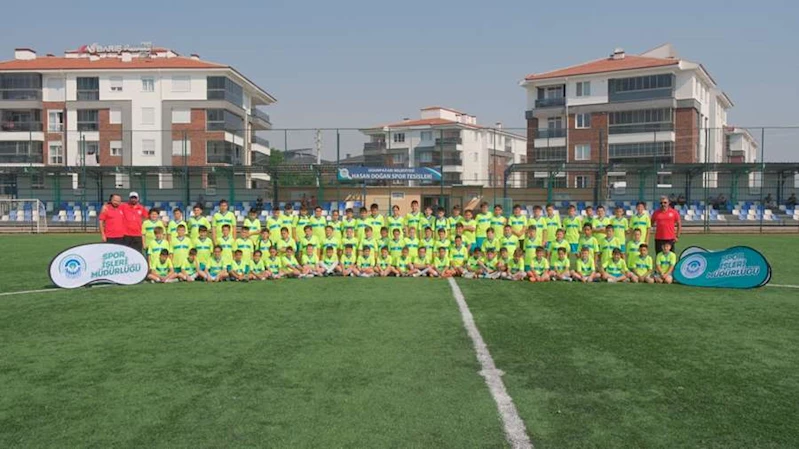 ODUNPAZARI BELEDİYESİ YAZ FUTBOL OKULU MİNİK SPORCULARLA ŞENLENDİ