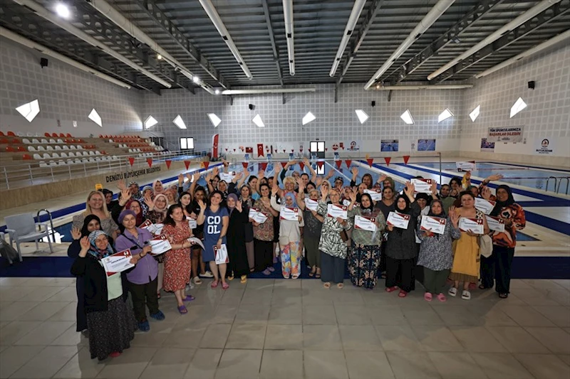 Yüzme bilmeyen kadınlar sertifikalarını aldı