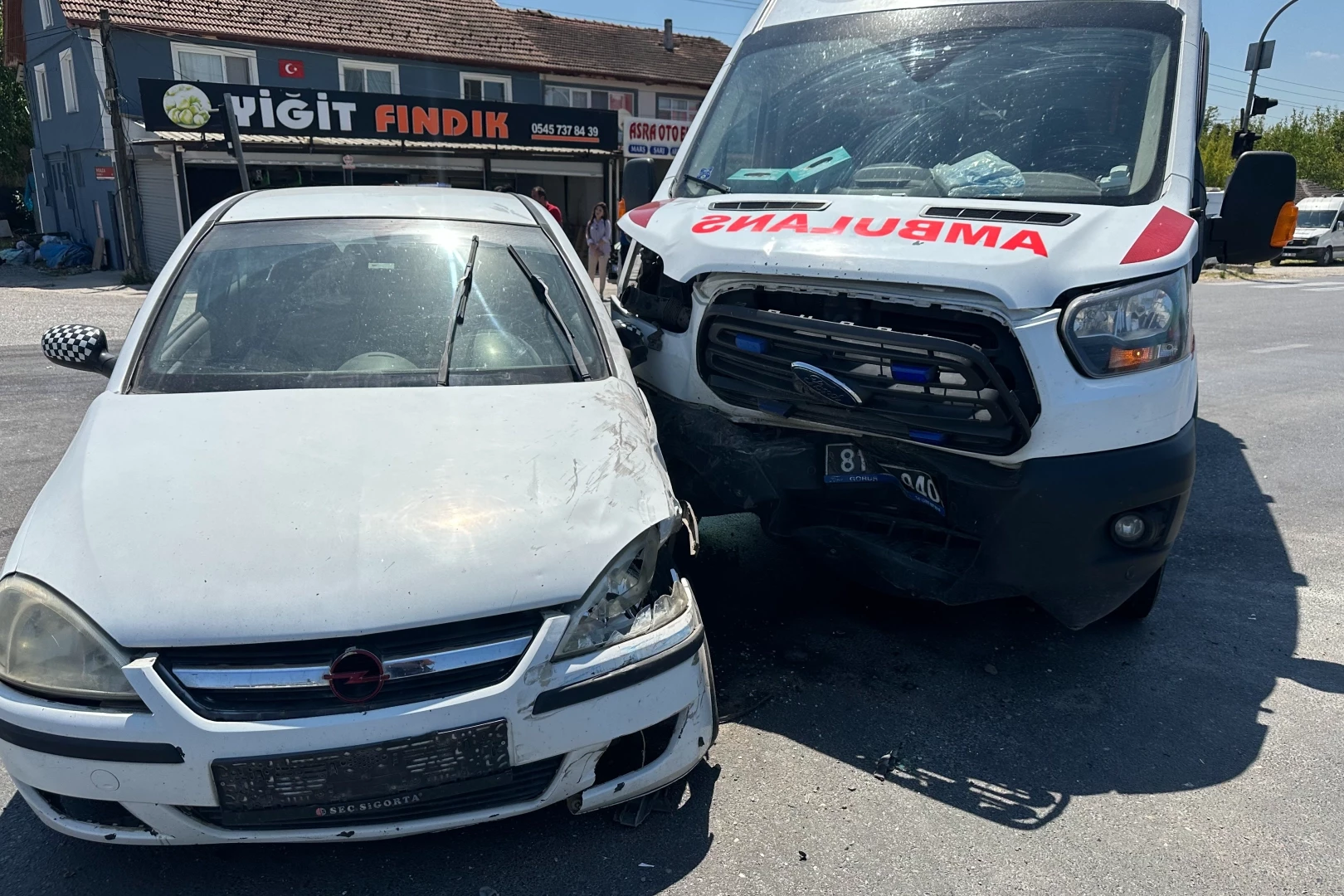 Düzce’de ambulans ile otomobil çarpıştı: 2yaralı