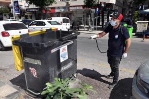 ÇÖP KONTEYNERLERİNE DEZENFEKSİYON ÇALIŞMASI YAPILIYOR