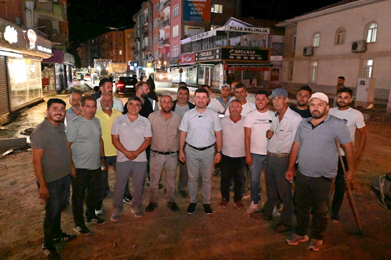 BAŞKAN DİNÇER, BÜYÜK BÖLCEK CADDESİNDE ASFALT ÇALIŞMALARINI GECE VARDİYASINDA İNCELEDİ