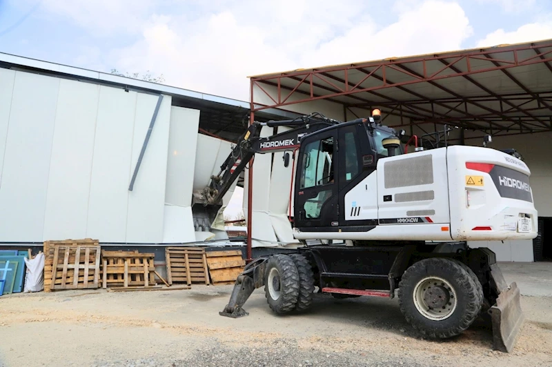 Nilüfer’de kaçak iki iş yeri yıkıldı