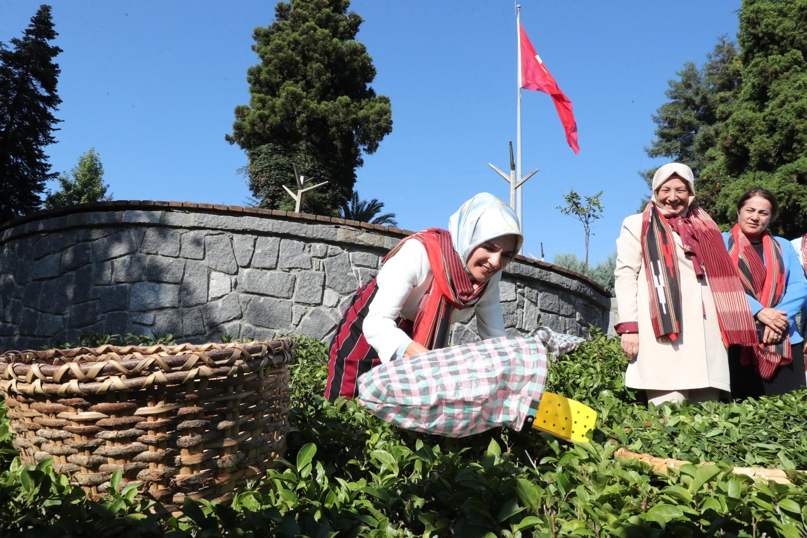 Bakan Göktaş yöresel kıyafetlerle Rize