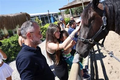Başkan Denizli özel gereksinimli çocuklarla at çiftliği gezisinde buluştu