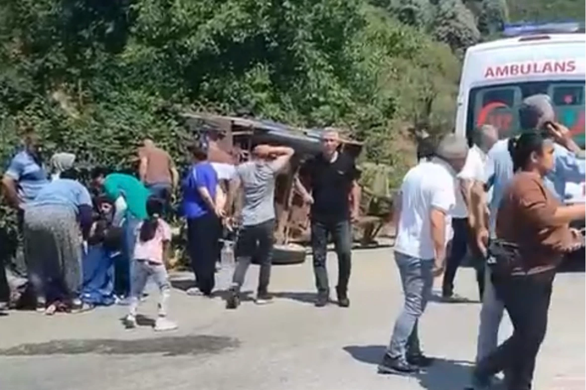Düzce’de römork devrildi: Çok sayıda yaralı var