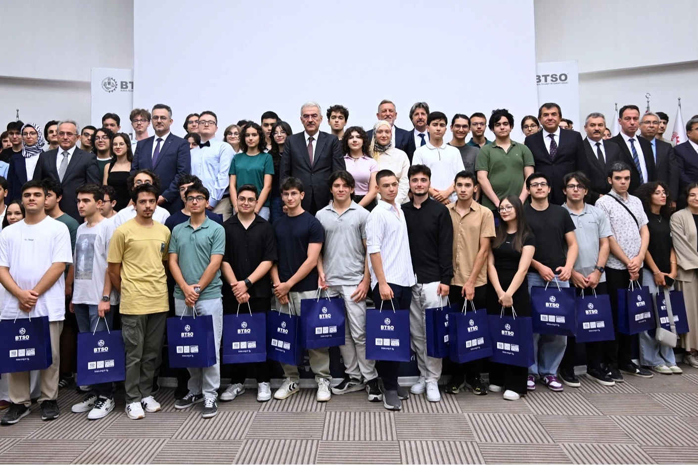 YKS’de dereceye giren Bursalı gençler BTSO’da ödüllendirildi