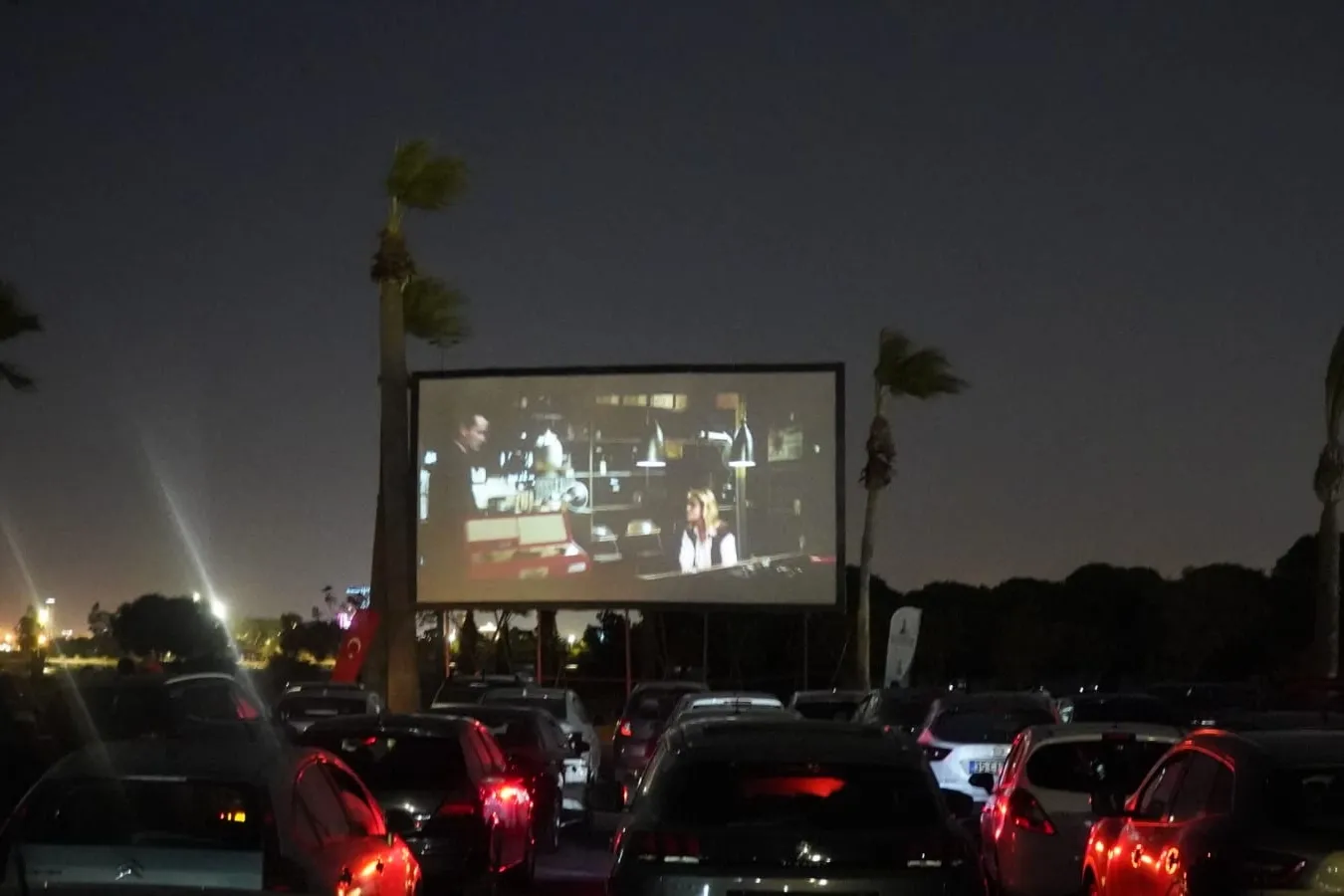 İzmir’de arabada film keyfi