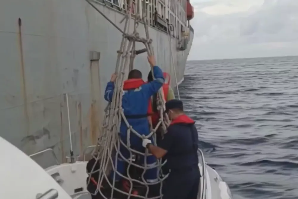 Kaş açıklarında yaralanan gemi mürettebatı Sahil Güvenlik tarafından kurtarıldı