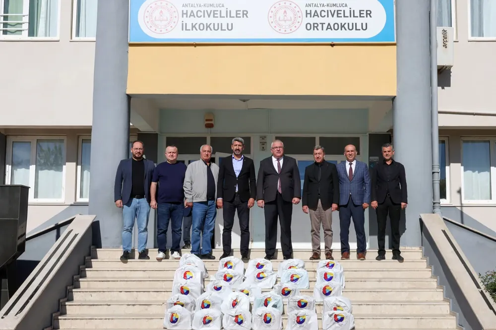 TOBB’dan Kumluca’da 525 öğrenciye ayakkabı desteği