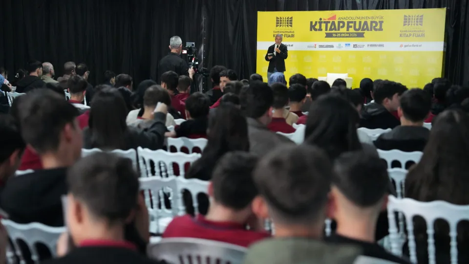 Hakan Çelik Kitap Fuarı'nda Gençlerle Buluştu
