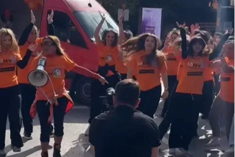 Yonca Evcimik trafiği durdurdu