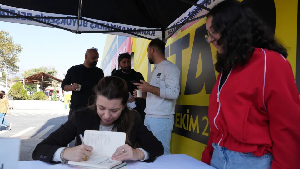 Yazar Şermin Yaşar, Kahramanmaraş Kitap Fuarı'nda Okurlarıyla Buluştu