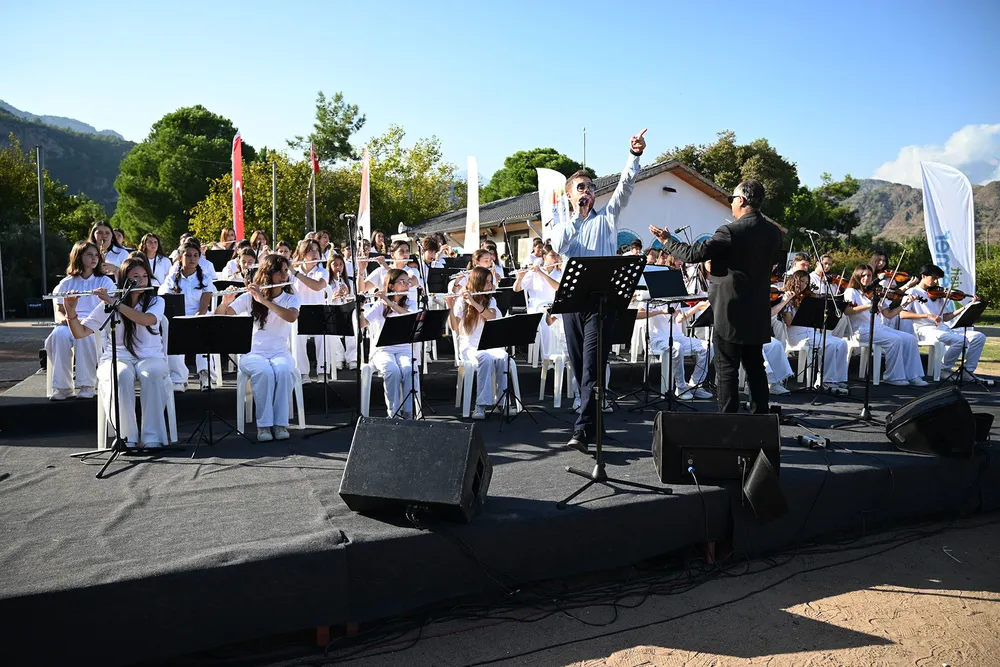 Kemer Belediyesi Cumhuriyet Orkestrası Çıralı'da Sanatseverlerle Buluştu