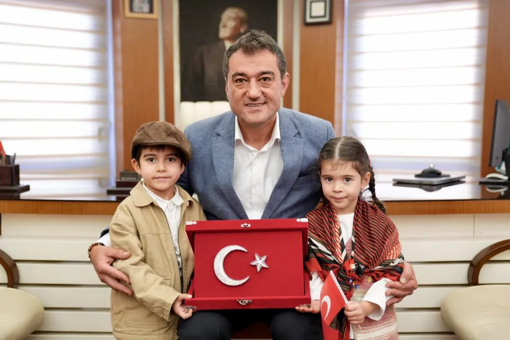 Miniklerden Belediye Başkanı Köse'ye Anlamlı Cumhuriyet Ziyareti