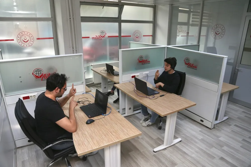 AİLEM Engelsiz İletişim Merkezi'nden İşitme Engelli Bireylere Geniş Çözüm Ağı