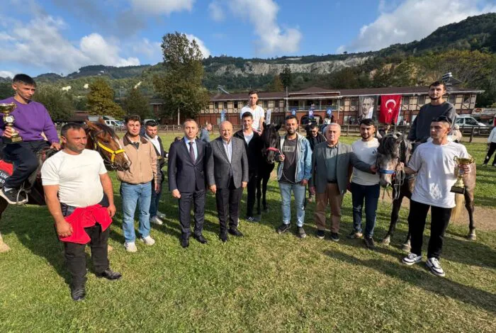 Ünye'de Cumhuriyet Kupası Rahvan At Yarışları Büyük Coşkuyla Gerçekleşti