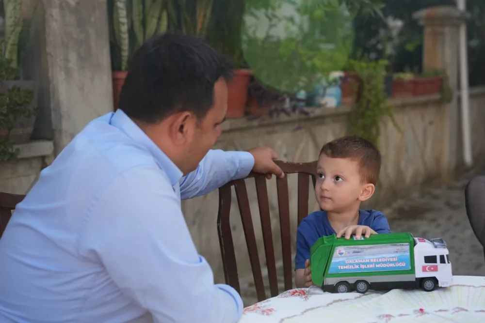 Muğla Dalaman’da çöp kamyonu sevgisi oyuncağa dönüştü