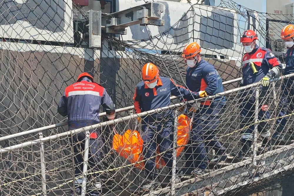Trabzon’da İHA saldırısı kurbanı denizci gemiden çıkarıldı